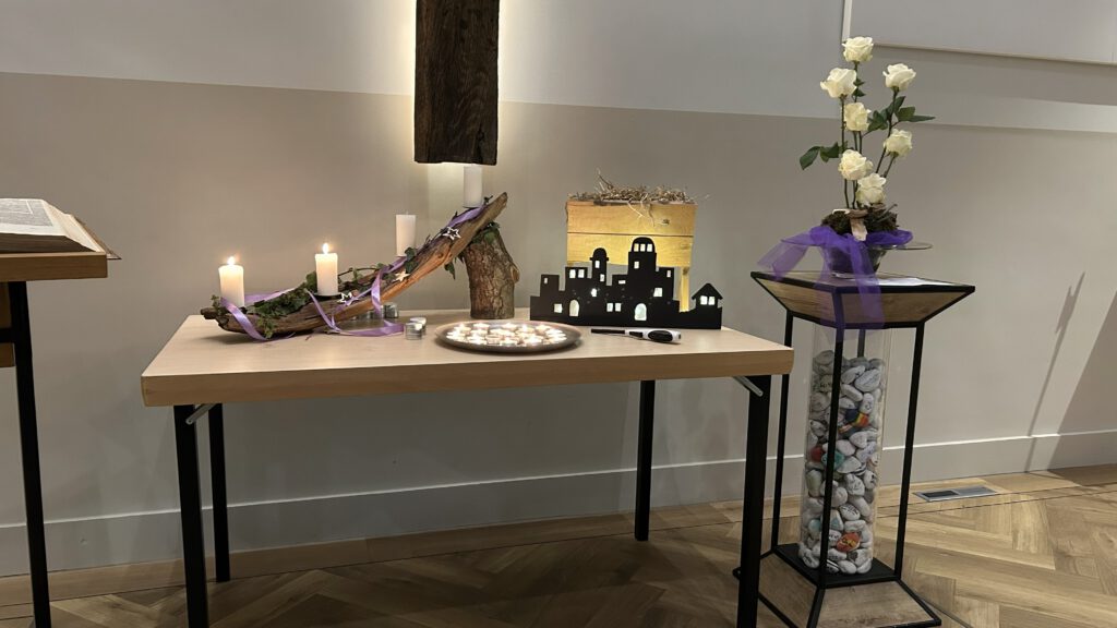 gedenktafel met adventskaarsen en gelegenheid tot aansteken kaarsje